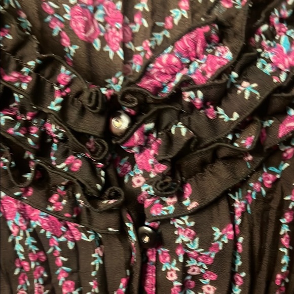 Signature by Larry Levine Ruched Bell Sleeve Black and Red Blouse - Picture 2 of 10